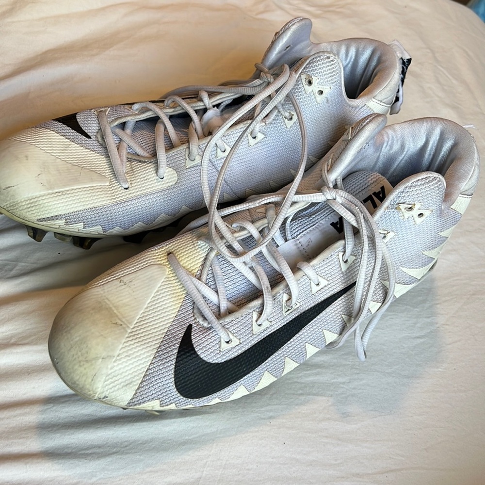 [Nike] Men's Alpha Menace Pro Mid Football Cleat